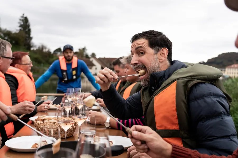 Gast geniesst das Fondue