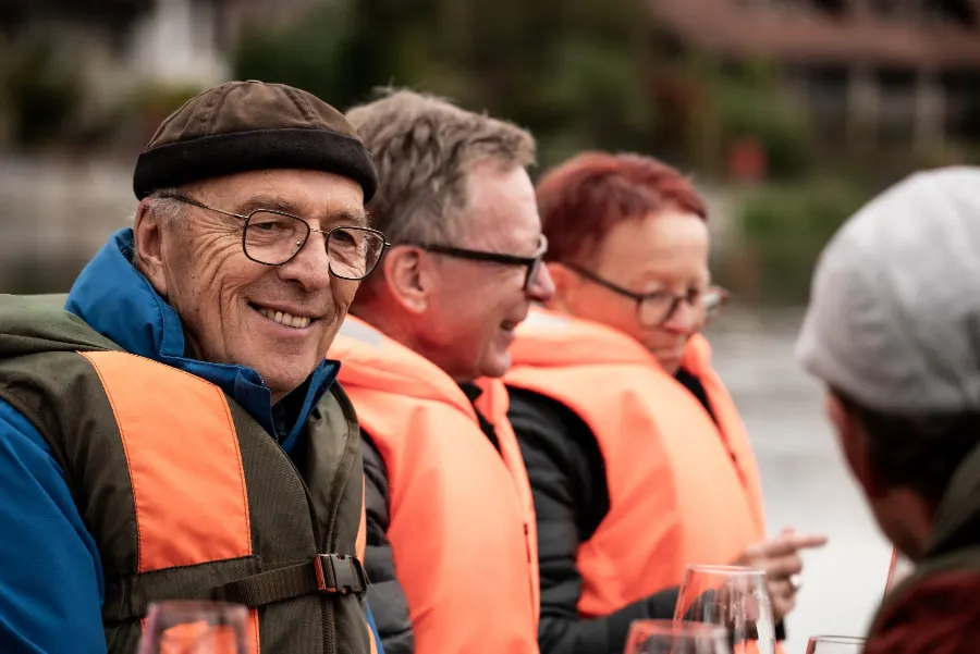 Lächelnder Gast mit Schwimmweste