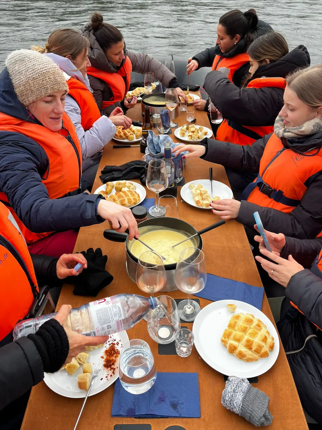 Käsefondue mit Brot auf dem Bootstisch